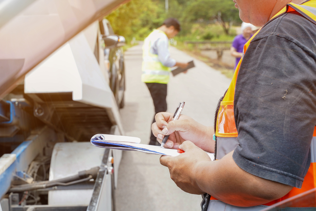 Supervisor conducting a workplace investigation as a part of Job Hazard Analysis