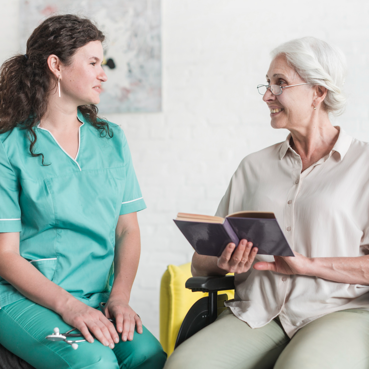 Healthcare worker speaking with their supervisor - Occupational Health and Safety Management Systems (OHSMS)